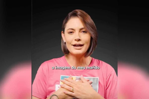 Michelle esconde rosto de Bolsonaro após ser proibida de usar imagem dele