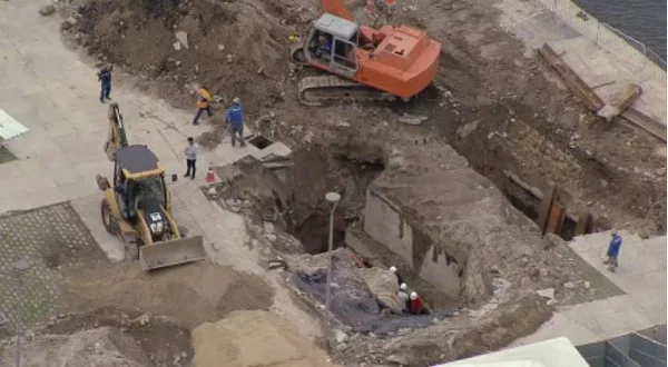 Cratera se abre no boulevard olímpico, na região central do Rio