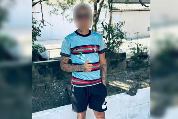 Adolescente suspeito morto por PM veste camiseta listrada.
