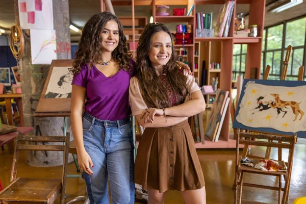 Maisa Silva e Larissa Manoela em De Volta aos 15 - Metrópoles