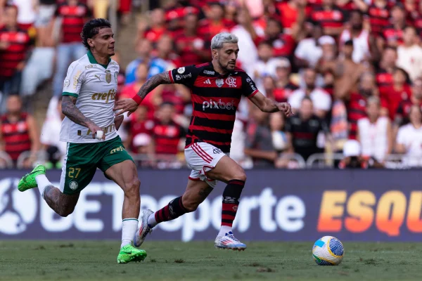 Foto colorida de Richard Ríos e Arrascaeta, de Palmeiras e Flamengo - Metrópoles