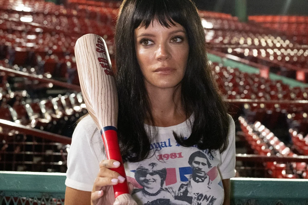 Lily Allen posa nos bastidores de uma apresentação Lily Allen posa nos bastidores de uma apresentação