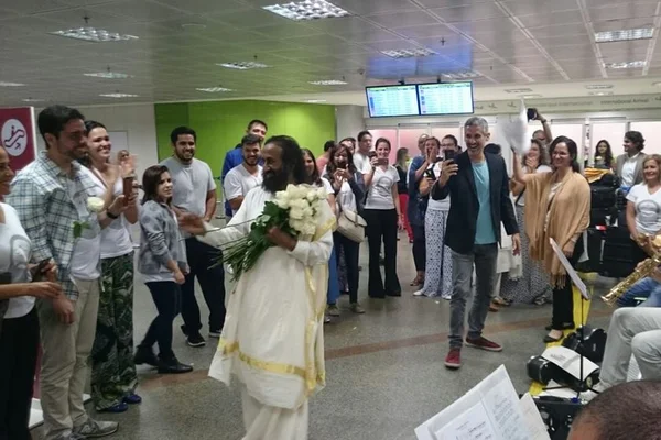 Sri Sri Ravi Shankar chega a Brasília para encontro com Michel Temer