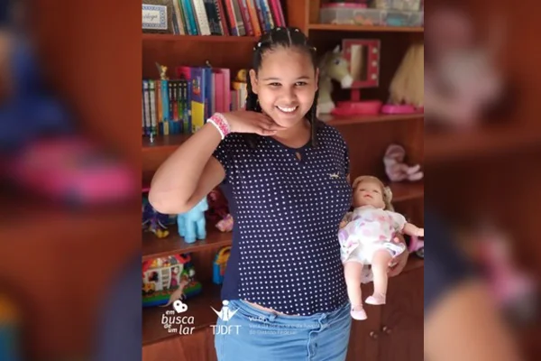 No DF, menina de 12 anos sonha ser adotada por família amorosa - destaque galeria