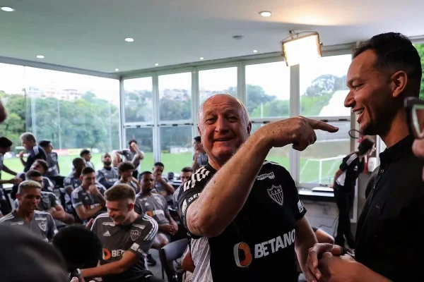 Felipão e Rever na reapresentação do elenco