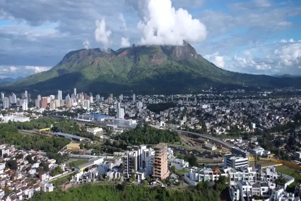 Imagem colorida da cidade Governador Valadares - Metrópoles