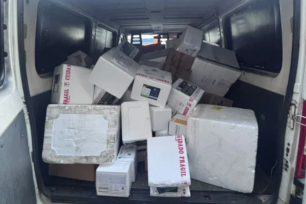 Carga de medicamentos, avaliada em cerca de R$ 800 mil, foi recuperada após suspeitos fugirem pela mata com veiculo de placa adulterada - Metrópoles