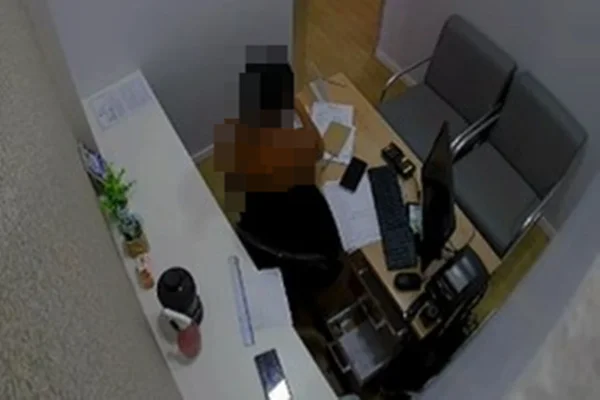 Funcionária de clínica é presa por desvio de dinheiro