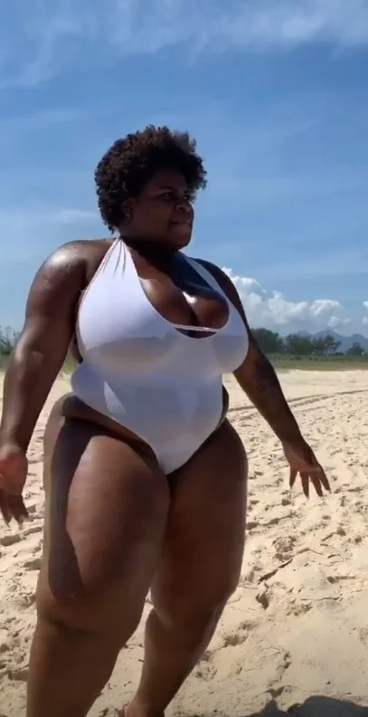Sem se importar, ela começou a dançar a todo vapor Sem se importar, ela começou a dançar a todo vapor