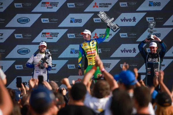 Foto colorida do pódio da Stock Car Pro - Metrópoles