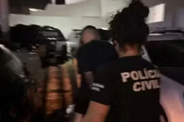 Homem sendo preso pela Polícia Civil
