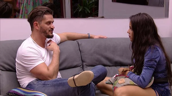 Família de Marcos faz campanha para Emilly ser eliminada do BBB 17