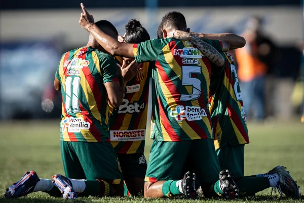 Jogadores do Sampaio Corrêa comemoram gol na Série D