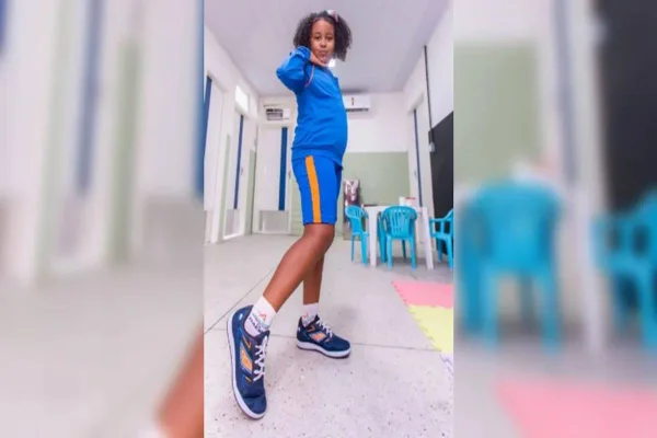 Imagem colorida de uma menina de uniforme - Metrópoles