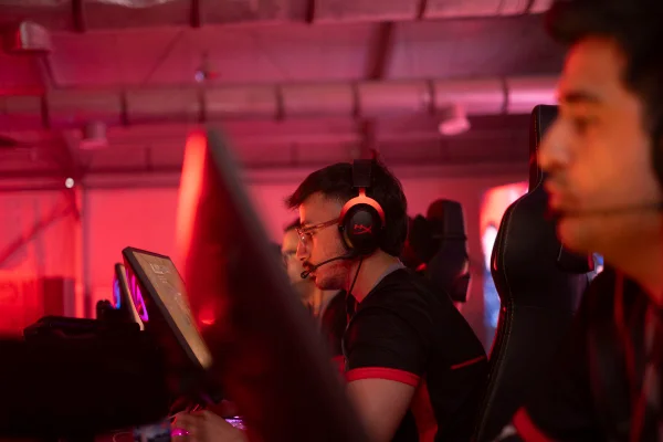 Imagem genérica de gamers em frente a PC - Metrópoles