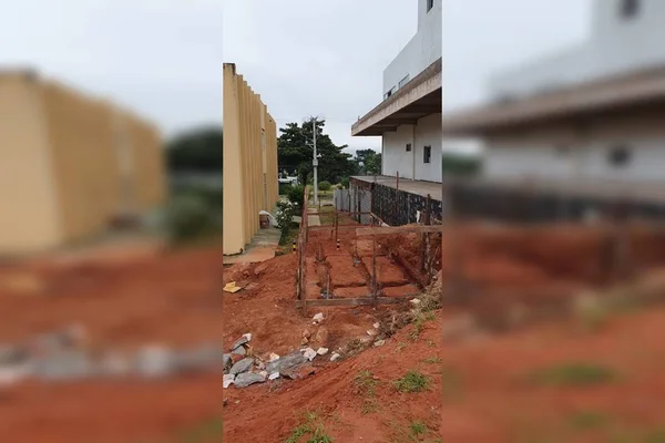 Área pública entre o comércio e o centro espírita