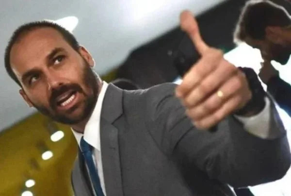 A irritação de Eduardo Bolsonaro com Barroso