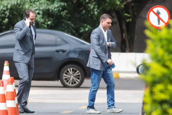Carlos Bolsonaro e Flavio Bolsonaro
