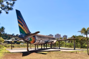 Sem turbina e trem de pouso, que foram retirados, o avião é sustentado por 12 estacas de aço às margens da pista, onde cerca de 200 mil pessoas passam por dia