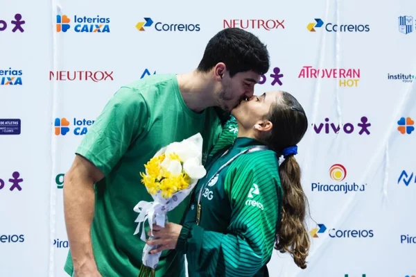 Imagem colorida de casal de atletas brasileiros- MEtróples