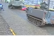 Tanque do Exército colide com carros após tragefar na contramão