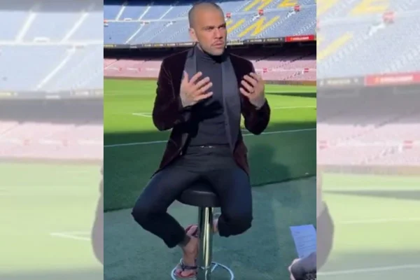 Daniel Alves repete visual e chega ao Barcelona de terno e chinelo