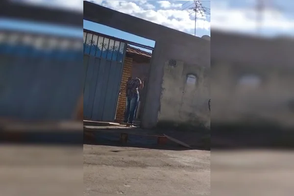 Vídeo. Mulher chama homem de “viado velho” e briga de vizinhos acaba na DP