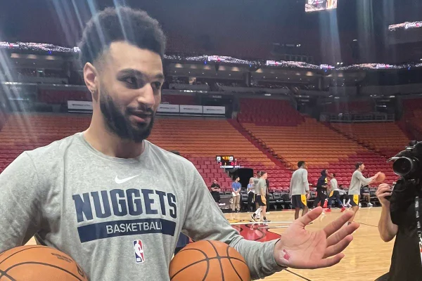 Jogador do Nuggets mostra queimadura na mão após cair em quadra na NBA