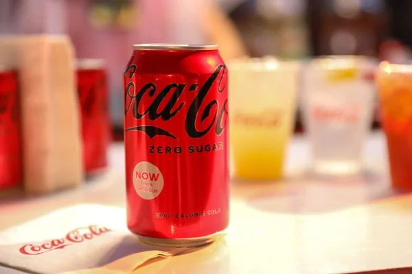 Foto colorida de embalagem de coca cola zero