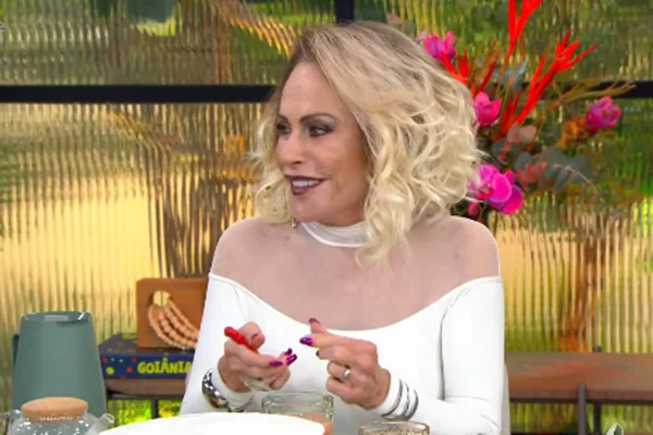 Imagem colorida de Ana Maria Braga rindo no Mais Você - Metrópoles