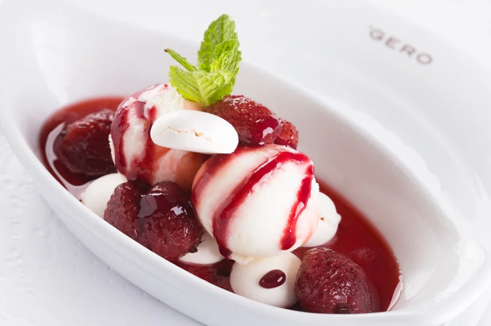 Merengue com sorvete de iogurte e calda de morango Merengue com sorvete de iogurte e calda de morango