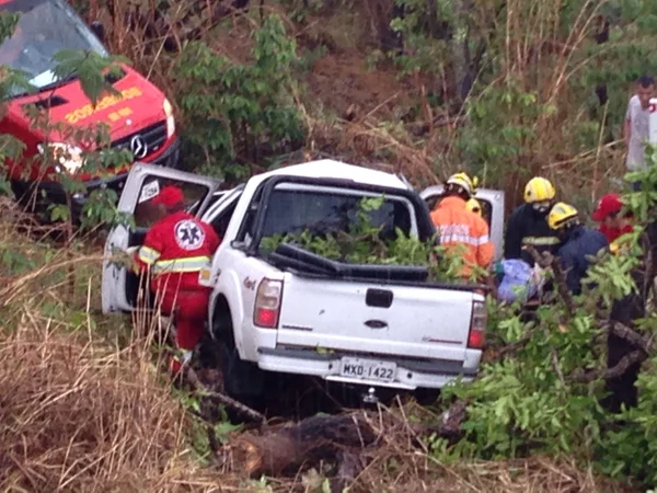 Motorista perde controle de carro e cai em ribanceira no Gama