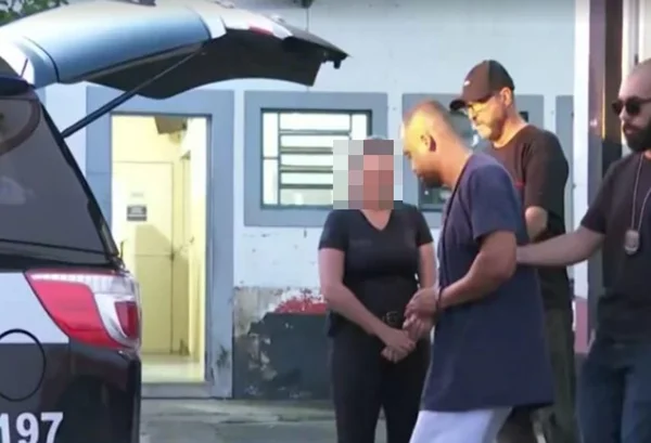 imagem colorida de homem sendo preso