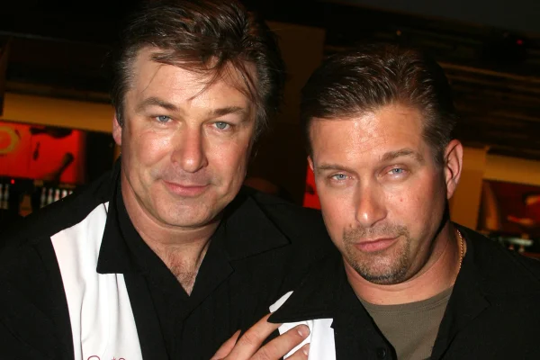 Irmãos Stephen e Alec Baldwin sofrem acidente de carro em Nova York