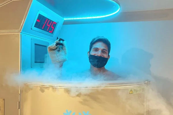 Em tratamento, ex-BBB André Martinelli encara temperaturas de -150ºC