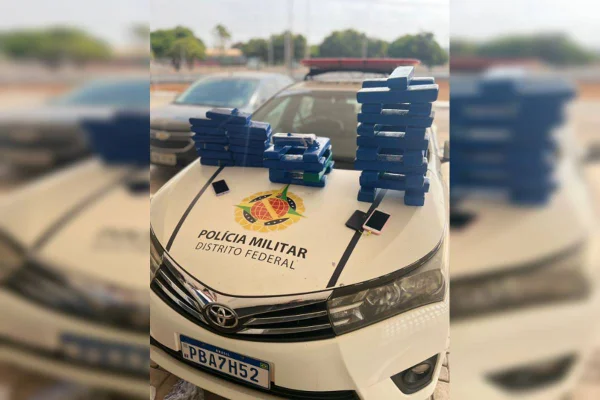Foto de tabletes de drogas em cima de carro de polícia