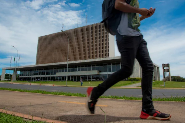 Pessoa em frente ao Buriti - Metrópoles