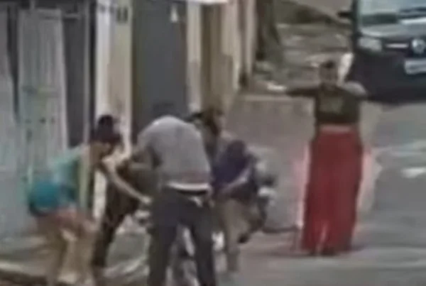 Foto colorida de imagem de camera de monitoramento do momemnto do ataque pitbull - Metrópoles
