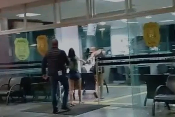 dupla presa por agredir testemunhas