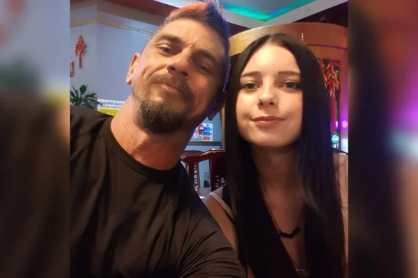 Foto de Adam e Chloe Renshaw. Garota foi diagnosticada com câncer após semanas de idas ao médico, onde as dores foram tratadas como "dores de crescimento". Metrópoles