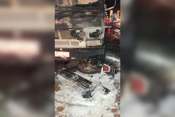 Imagem colorida de bombeiros atuando em acidente de transito - Metrópoles