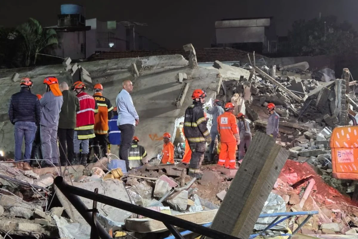 Corpo de Bombeiros confirmou 2 mortes, incluindo uma mulher grávida. Outras 2 pessoas foram resgatadas com vida e quatro seguem soterradas Corpo de Bombeiros confirmou 2 mortes, incluindo uma mulher grávida. Outras 2 pessoas foram resgatadas com vida e quatro seguem soterradas