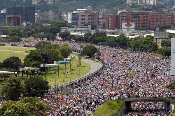 Manifestantes saem às ruas contra suspensão de referendo na Venezuela
