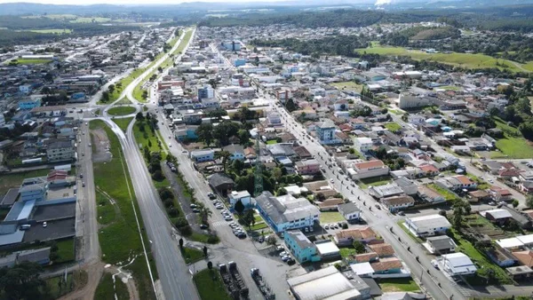 Imagem colorida de Correia Pinto (SC) vista de cima - Metrópoles