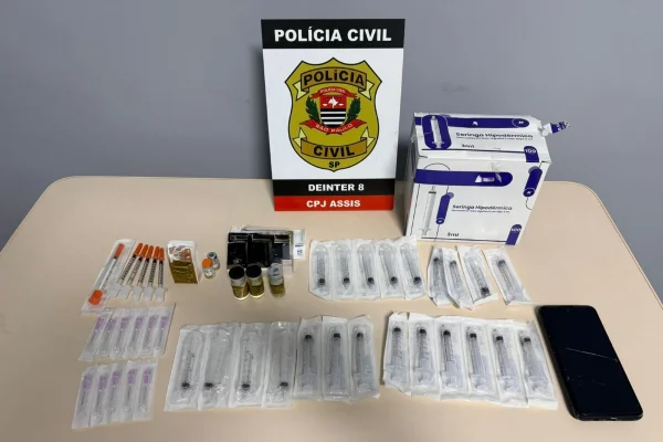 Imagem colorida de materiais apreendidos em operação. Metrópoles