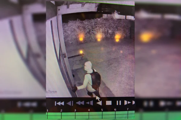 Encapuzados pulam muro, arrombam e invadem mansão no DF