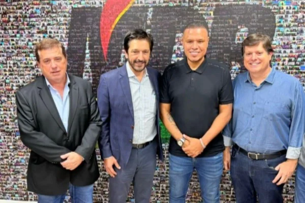 Luís Fabiano ao lado do prefeito Ricardo Nunes, do presidente do MDB, Baleia Rossi, e do deputado estadual Caruso