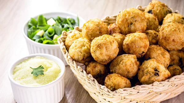 Bolinho de arroz fácil e gostoso para aproveitar sobras