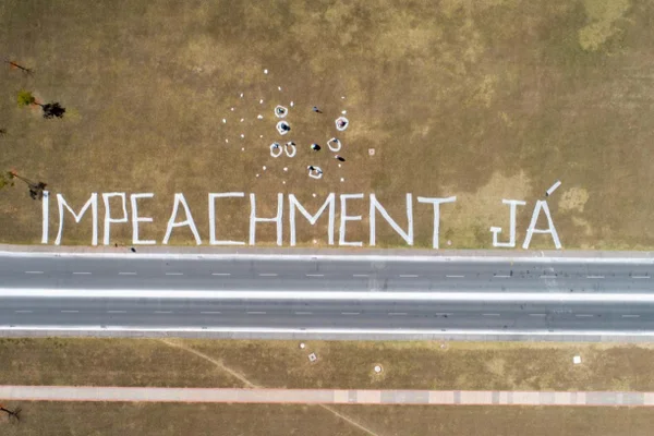 Faixas em frente ao Congresso pedem impeachment de Bolsonaro. Veja