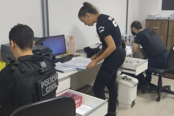 Imagem colorida mostra Polícia Civil de Goiás faz operação contra médicos que cobravam por procedimentos oferecidos gratuitamente pelo SUS - Metrópoles
